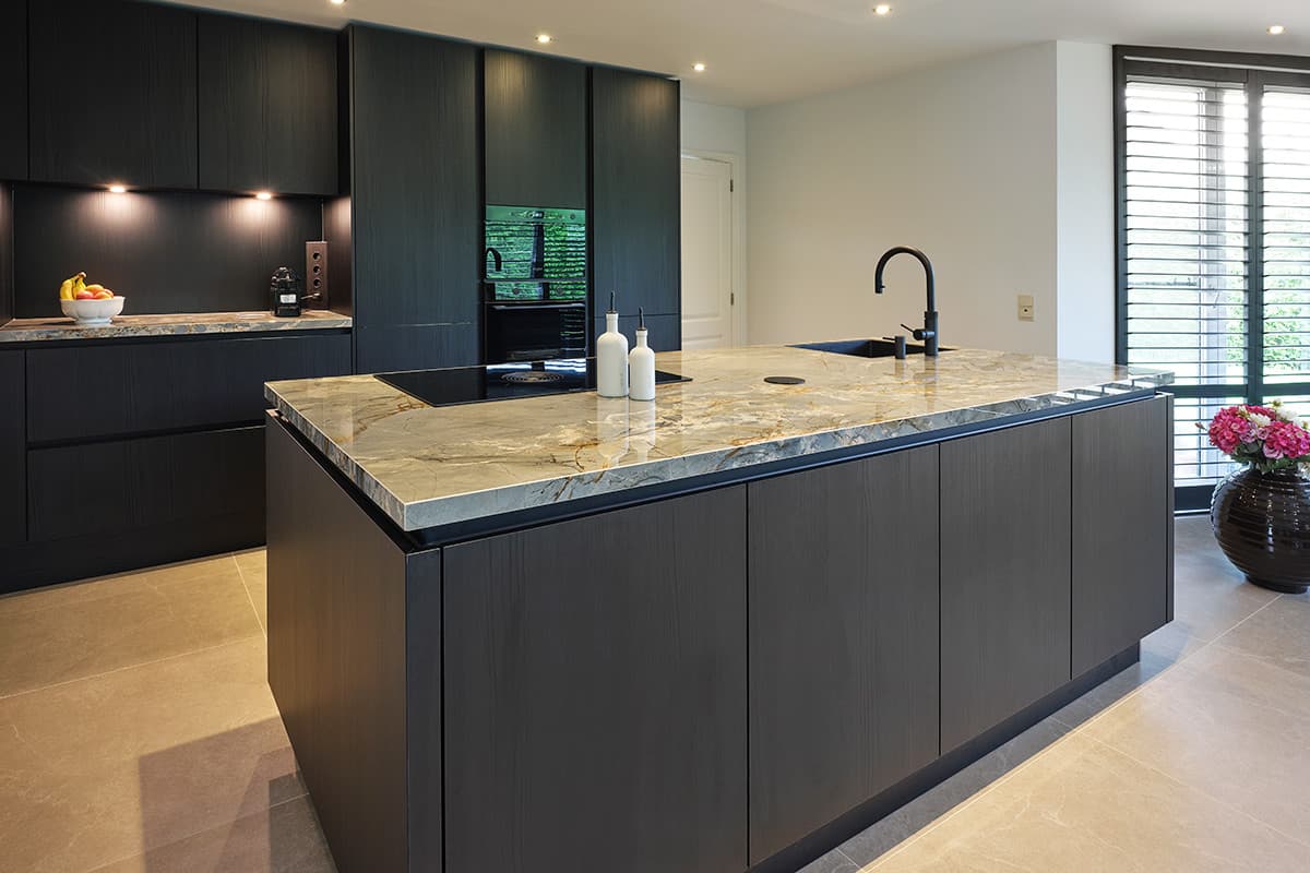 Zwarte-eilandkeuken-met-kastenwand-en-nis