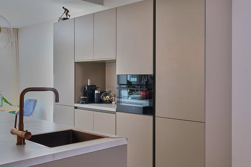Koffiehoek-in-kastenwand-beige-keuken.jpg